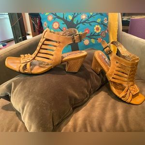 Indigo by Clarks size 6 1/2 tan sandals.